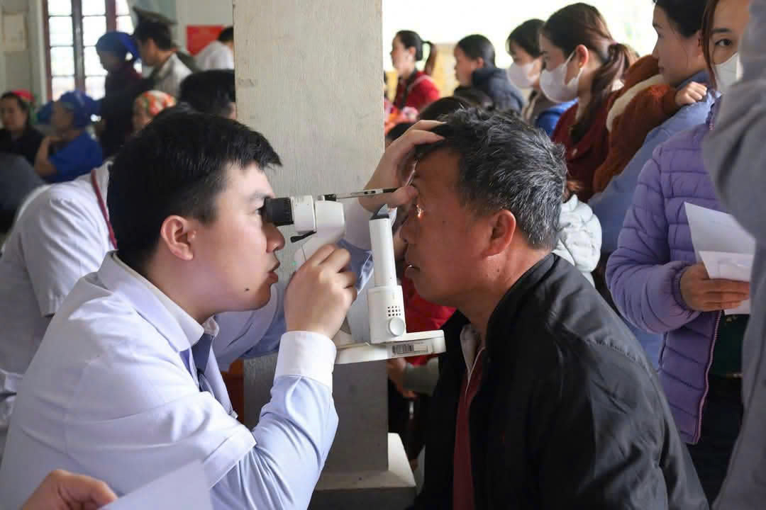 Khám, tư vấn về bệnh và cấp phát thuốc miễn phí tới bà con Nhân dân xã Thông Thụ, huyện Quế Phong