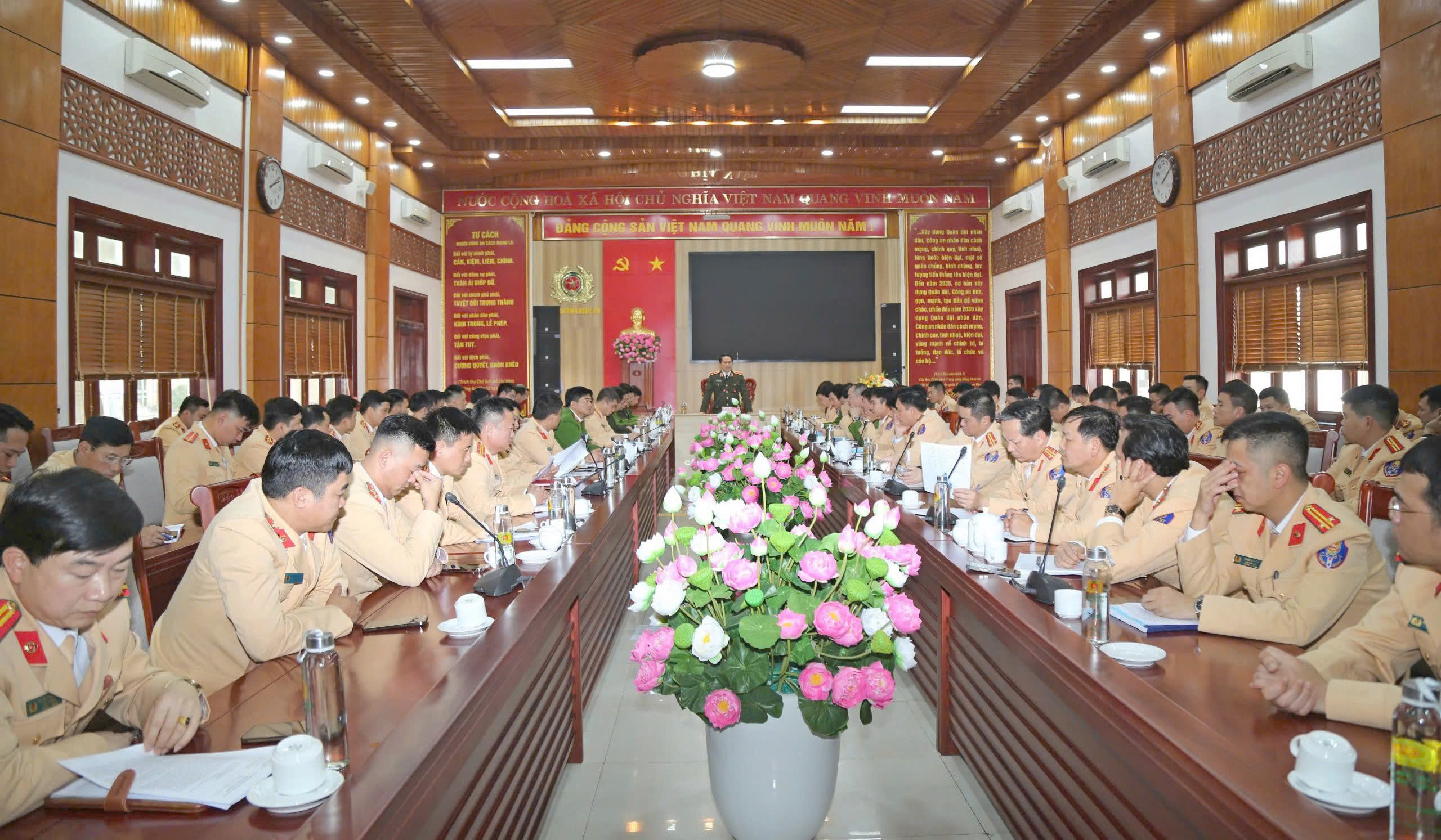 Giám đốc Công an tỉnh làm việc với Phòng Cảnh sát Giao thông