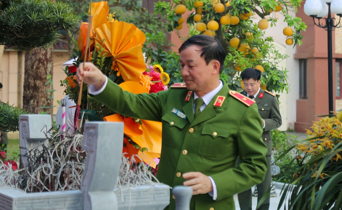 Trước đó, đồng chí Thiếu tướng Trần Minh Tiến, Chánh Văn phòng Cơ quan CSĐT Bộ Công an và đoàn công tác đã dâng hương tưởng niệm Chủ tịch Hồ Chí Minh tại Nhà tưởng niệm Người trong khuôn viên Công an tỉnh Nghệ An