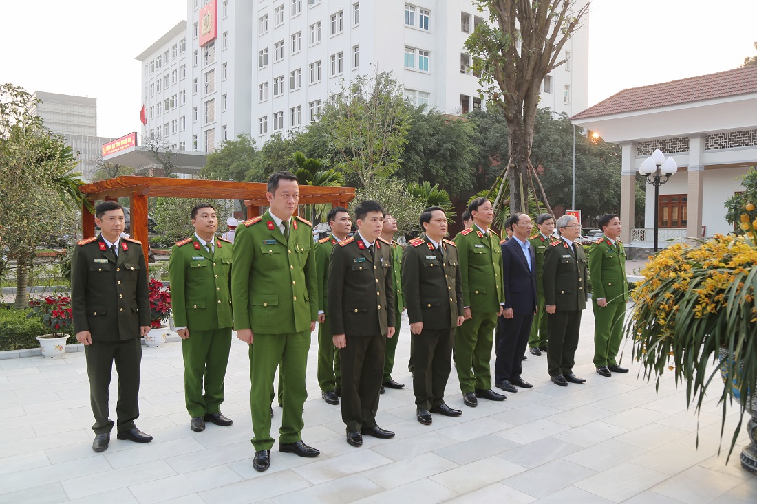 Đoàn đại biểu tưởng nhớ công lao to lớn của Chủ tịch Hồ Chí Minh tại Nhà tưởng niệm Người trong khuôn viên Công an tỉnh Nghệ An.