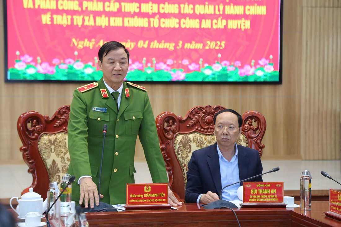 Đồng chí Thiếu tướng Trần Minh Tiến, Chánh Văn phòng Cơ quan CSĐT Bộ Công an phát biểu tại buổi làm việc