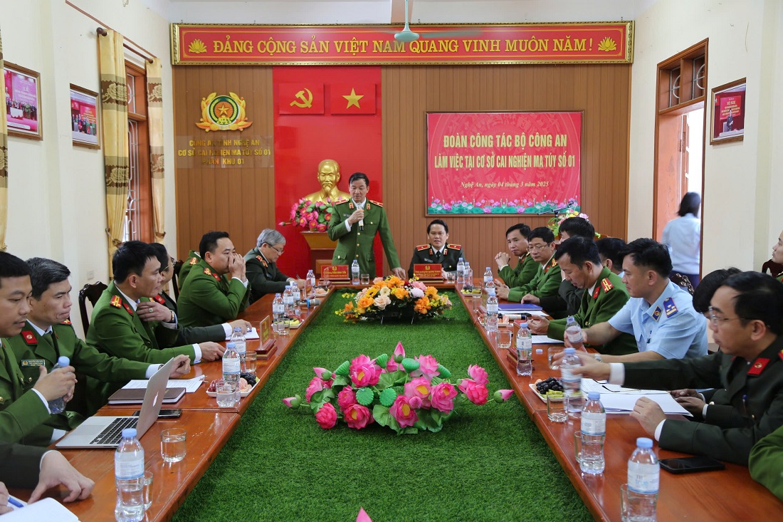 Trước đó, đoàn công tác Bộ Công an đã làm việc tại Cơ sở cai nghiện ma túy số 01 tỉnh Nghệ An đóng tại xã Nghi Yên, huyện Nghi Lộc