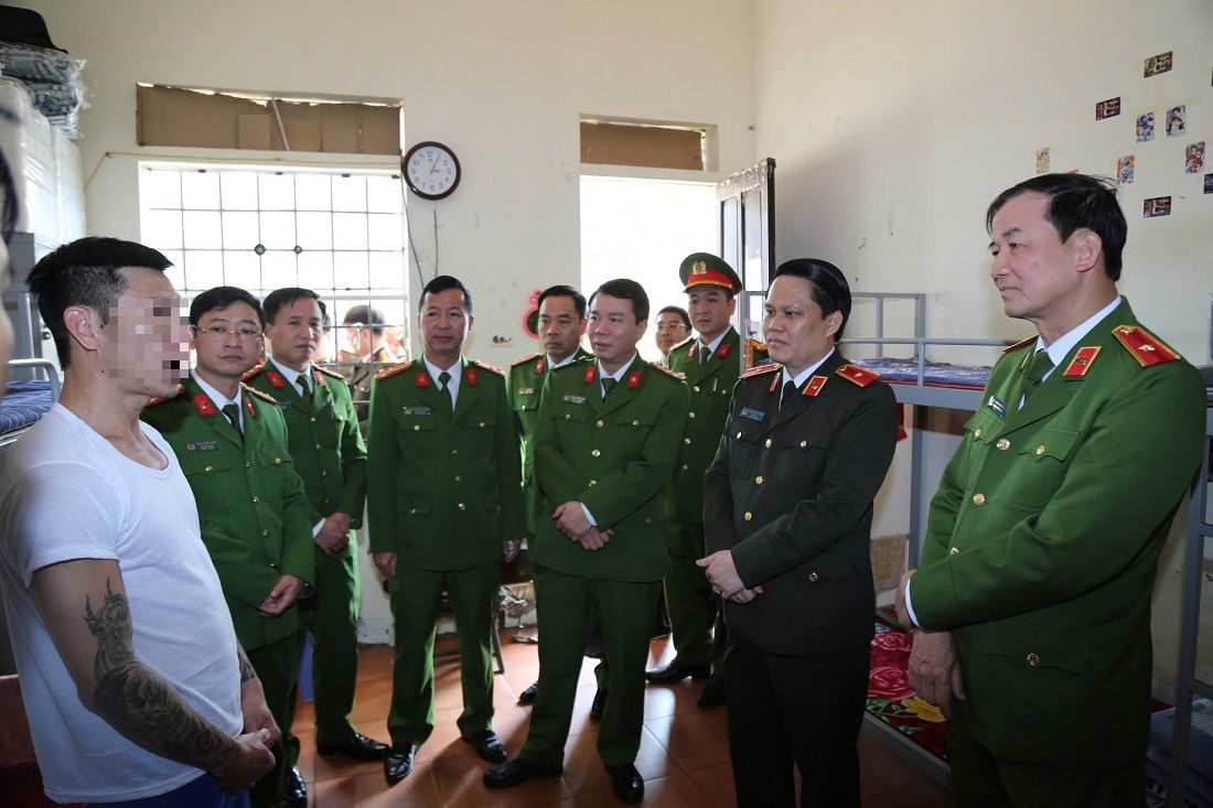 Các đồng chí: Thiếu tướng Trần Minh Tiến, Chánh Văn phòng Cơ quan CSĐT Bộ Công an và Thiếu tướng Bùi Quang Thanh, Ủy viên Ban Thường vụ Tỉnh ủy, Bí thư Đảng ủy, Giám đốc Công an tỉnh thăm chỗ ở, sinh hoạt và lao động của học viên