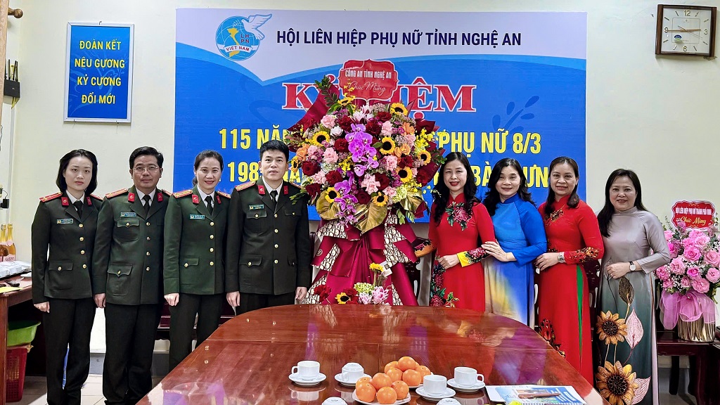 Đồng chí Đại tá Trần Hồng Quang - Phó Bí thư Đảng ủy, Phó Giám đốc Công an tỉnh tặng hoa chúc mừng Hội Liên hiệp Phụ nữ Việt Nam tỉnh