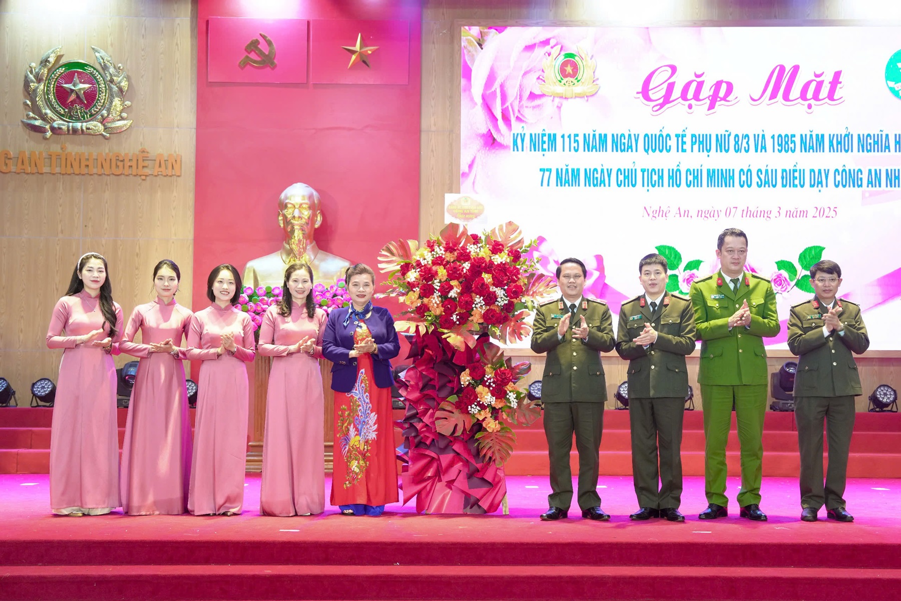 Ban Thường vụ Công an tỉnh tặng hoa chúc mừng Ban Phụ nữ Công an tỉnh