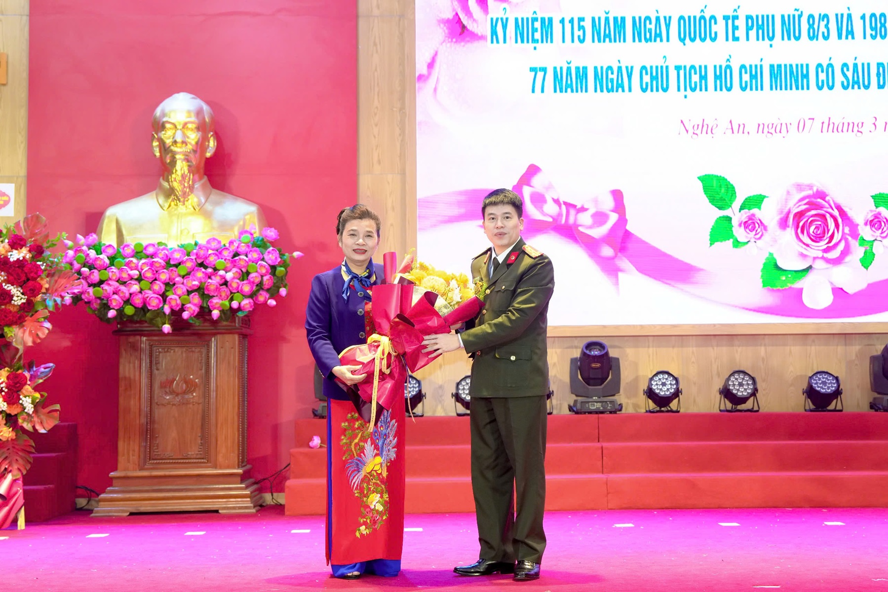 Đại diện Lãnh đạo Công an tỉnh tặng hoa chúc mừng Hội Liên hiệp Phụ nữ tỉnh 
