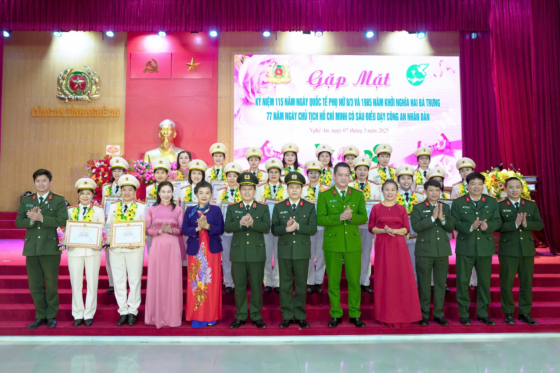 Lãnh đạo Công an tỉnh đã tuyên dương 21 cá nhân điển hình “Phụ nữ Công an Nghệ An tiêu biểu”, “Cán bộ hội tiêu biểu” và “Nữ Công an cơ sở xuất sắc” năm 2024