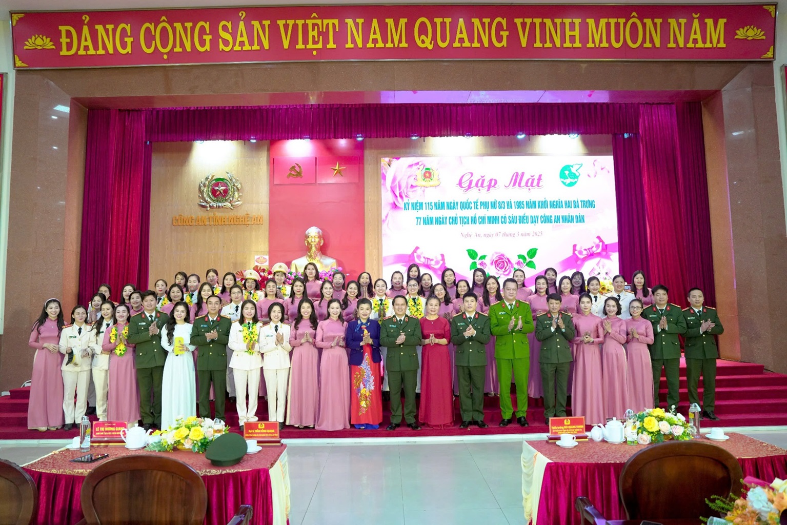Các đại biểu và ban tổ chức chụp ảnh lưu niệm tại buổi lễ
