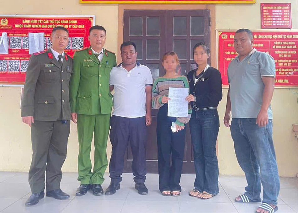 Công an thị trấn bàn giao hai cháu bé đi lạc về với gia đình