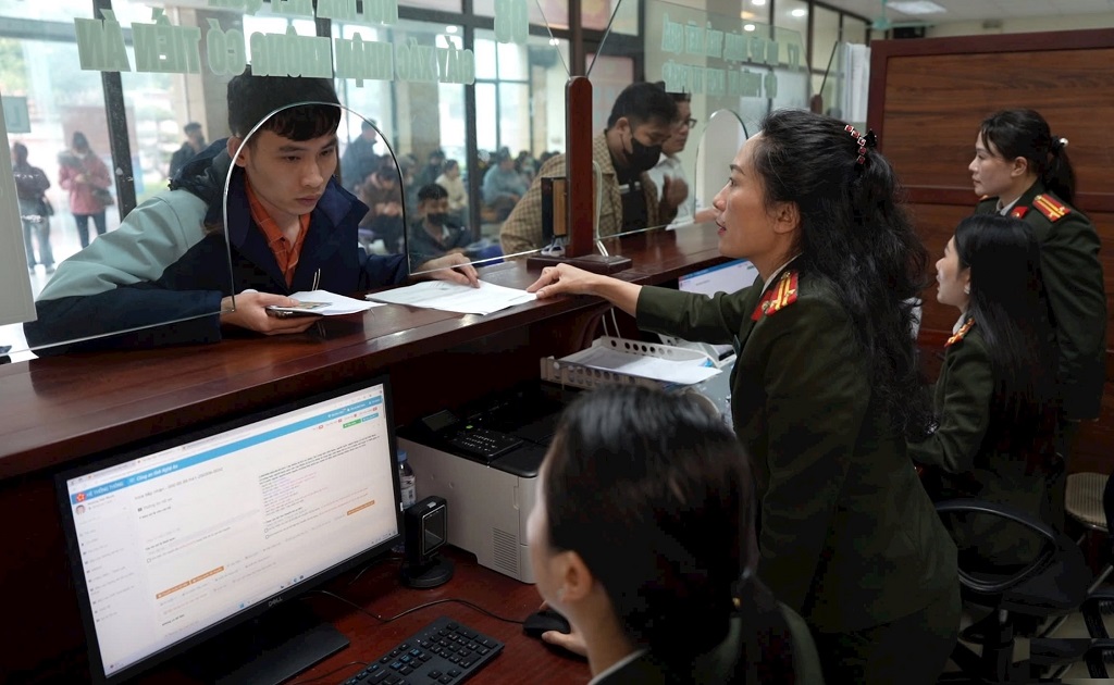 Người dân làm thủ tục cấp phiếu lý lịch tư pháp tại Bộ phận Một cửa Công an tỉnh