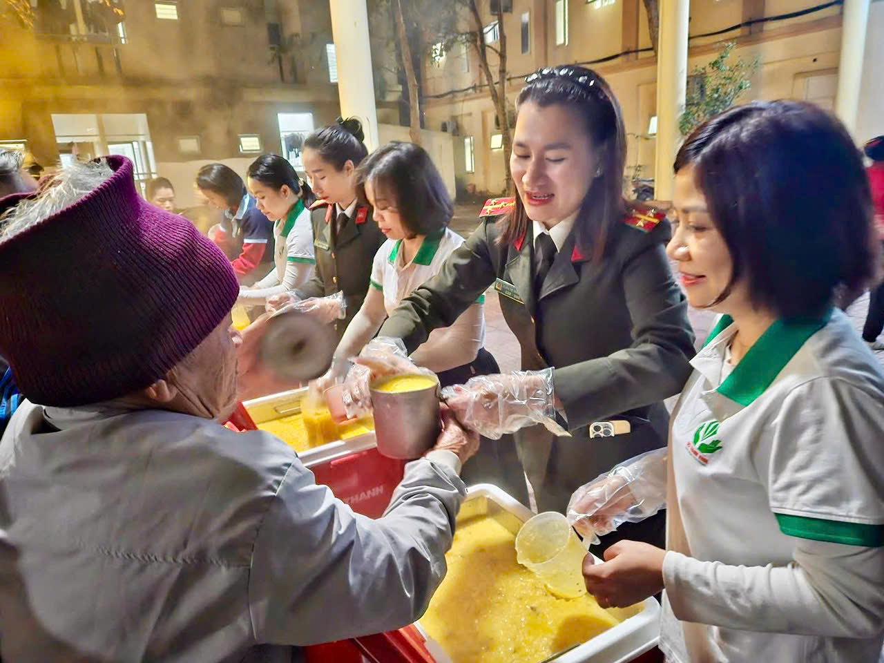 Phát hơn 300 suất cháo cho bệnh nhân nghèo
