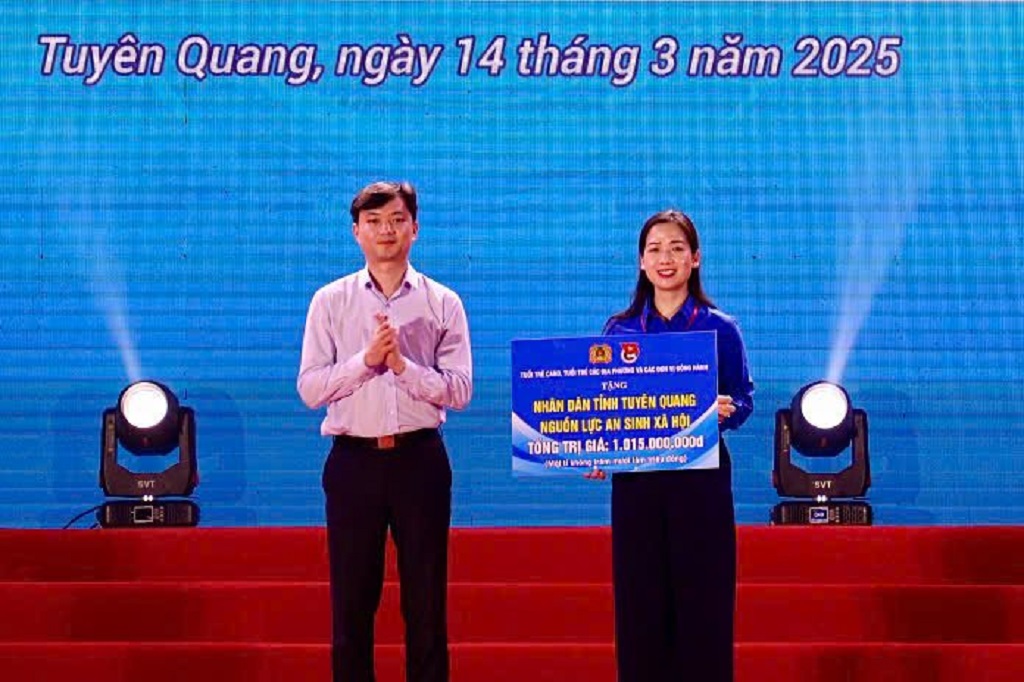Đ/c Nguyễn Minh Triết, Bí thư Trung ương Đoàn, Đại diện Tuổi trẻ các địa phương về tham dự hội trại trao tặng số tiền hỗ trợ an sinh xã hội cho nhân dân tỉnh Tuyên Quang.