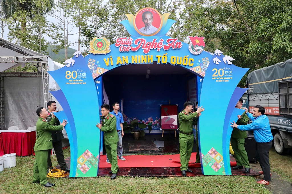 Đoàn viên thanh niên dựng trại cho đội tuyển của mình