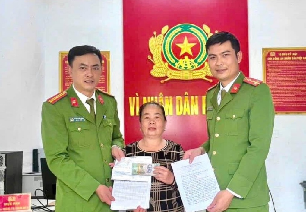 Công an xã Bình Sơn bàn giao tài sản bị đánh rơi cho bà Trần Thị Phượng