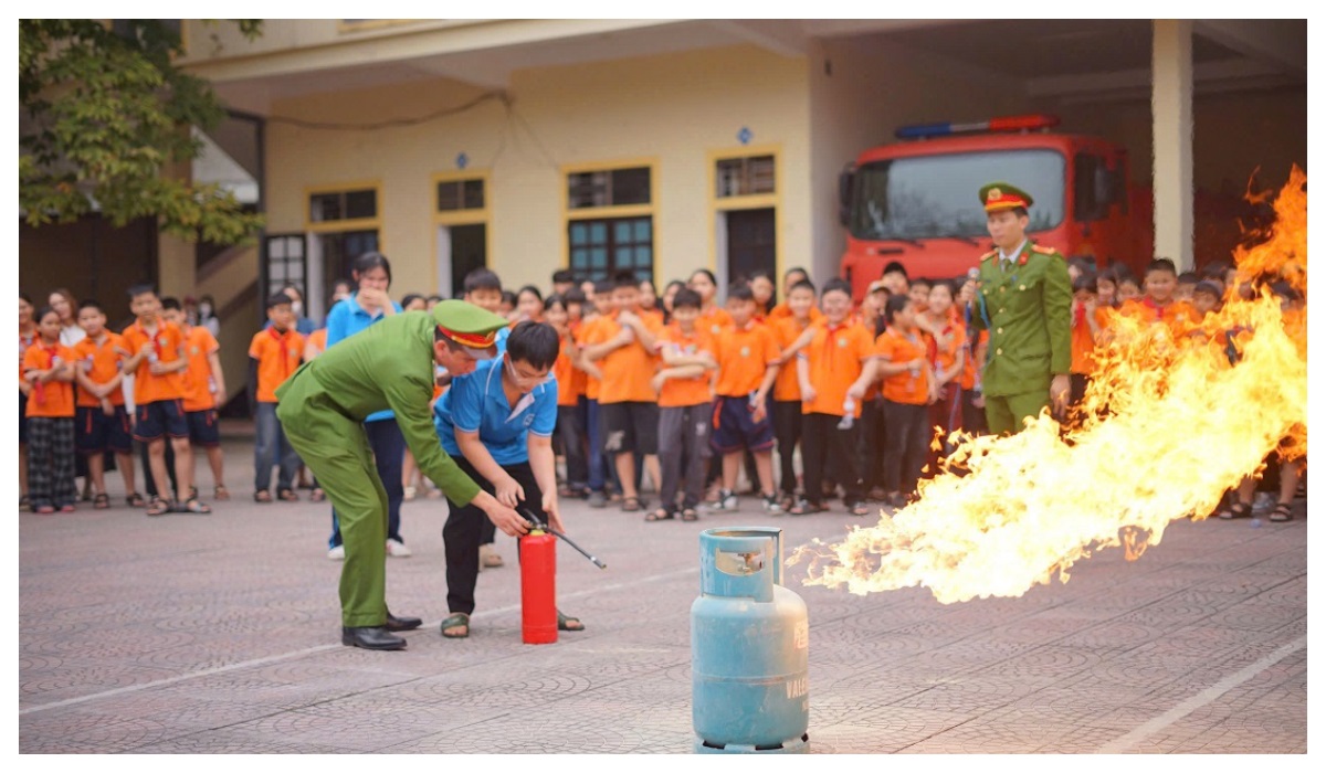 Trải nghiệm thực hành kỹ năng phòng cháy, chữa cháy và cứu nạn, cứu hộ