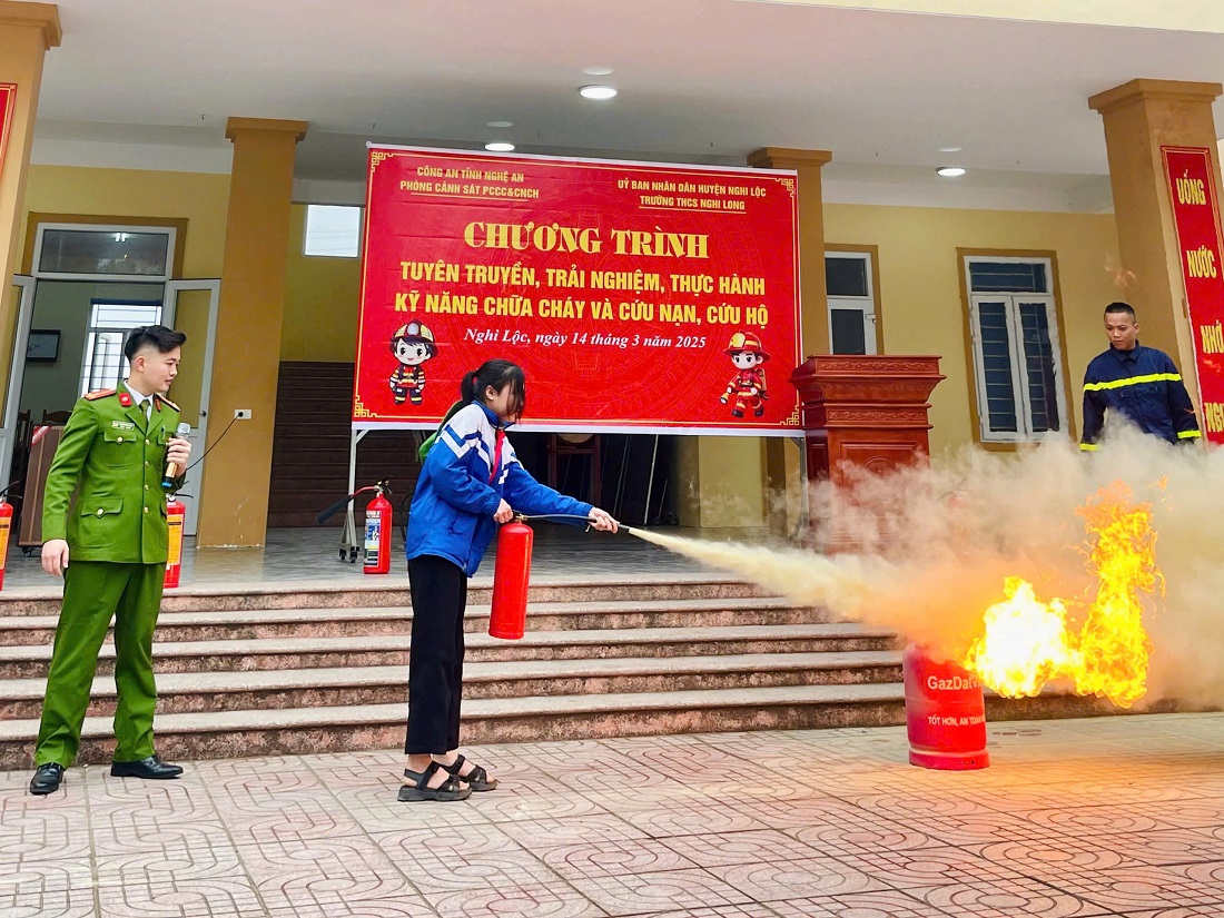 Thực hành dùng bình chữa cháy xách tay dập lửa