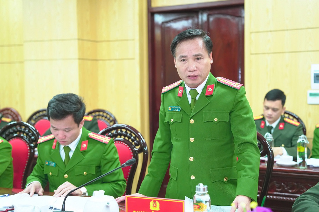 Đồng chí Đại tá Nguyễn Duy Thanh, Ủy viên Ban Thường vụ Đảng ủy, Phó Giám đốc Công an tỉnh phát biểu tại Hội nghị