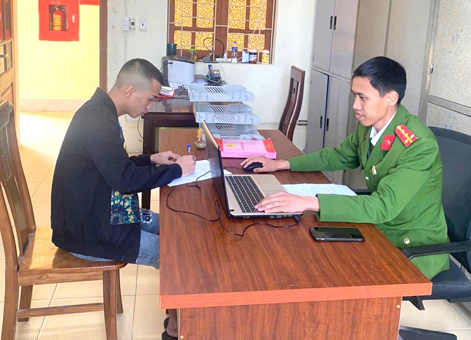 Công an thị trấn Hưng Nguyên lấy lời khai đối tượng Nguyễn Quang Chinh