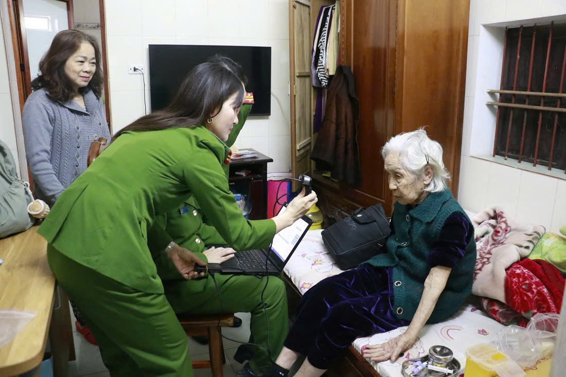 Công an tỉnh Nghệ An thành lập các tổ công tác, phối hợp Công ty cổ phần Genestory đến tận nhà thân nhân liệt sĩ không có điều kiện đến địa điểm thu nhận để trực tiếp thu nhận mẫu ADN