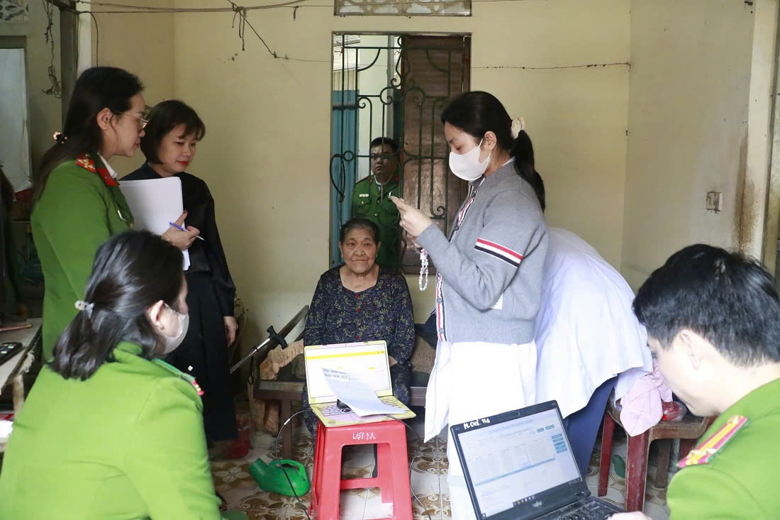 Việc thu nhận mẫu ADN cho thân nhân các gia đình liệt sĩ là bước chuẩn bị đầu tiên cho lộ trình tìm kiếm, xác định danh tính hài cốt các liệt sĩ