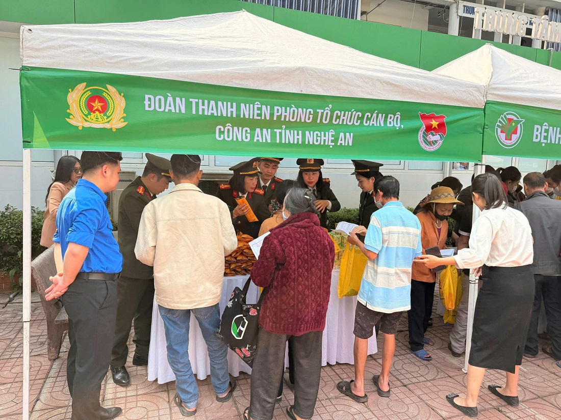Những phần quà thể hiện tinh thần tương thân, tương ái của chiến sĩ Công an và các nhà hảo tâm