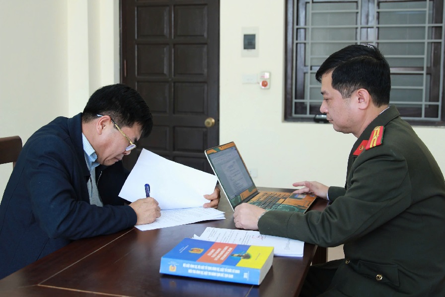 Khởi tố 02 đối tượng làm giả tài liệu, sử dụng tài liệu giả của cơ quan, tổ chức