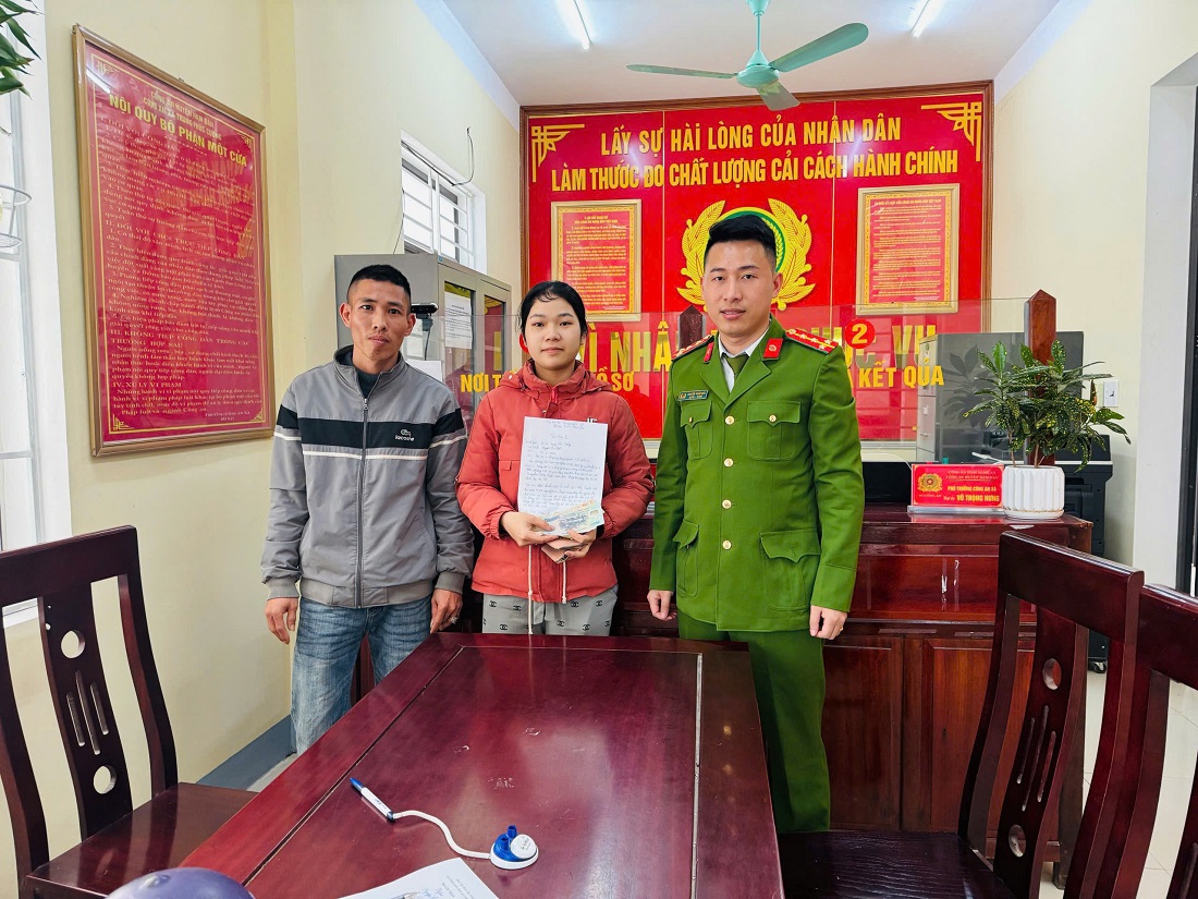 Công an xã Trung Phúc Cường và anh Lê Hải Tuyên trao trả lại tài sản cho chị Nguyễn Thị Ngân