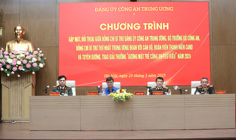 Bộ trưởng Lương Tam Quang và đồng chí Bùi Quang Huy, Bí thư thứ nhất Trung ương Đoàn đồng chủ trì đối thoại với đoàn viên thanh niên CAND
