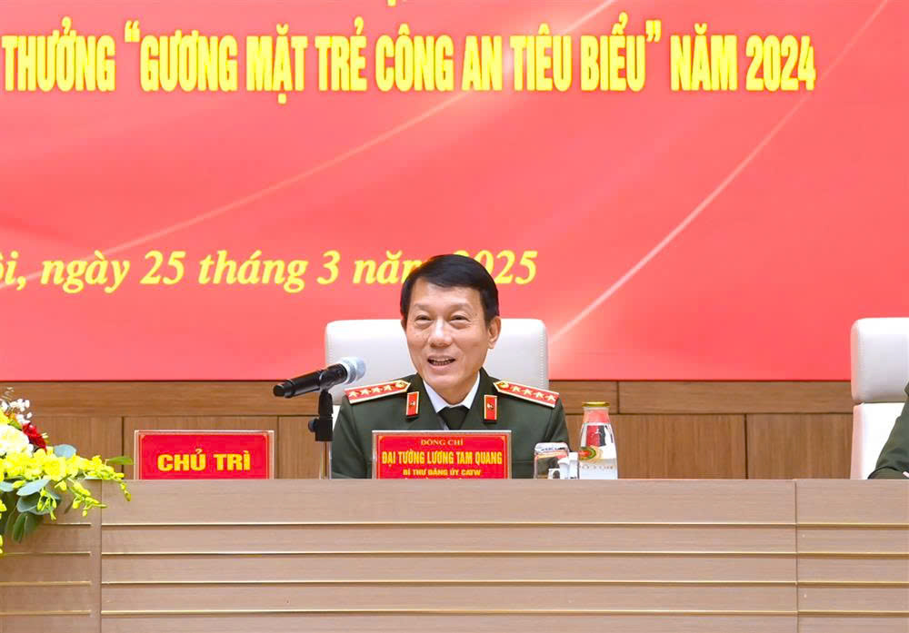 Bộ trưởng Lương Tam Quang giao lưu, đối thoại với đoàn viên thanh niên CAND