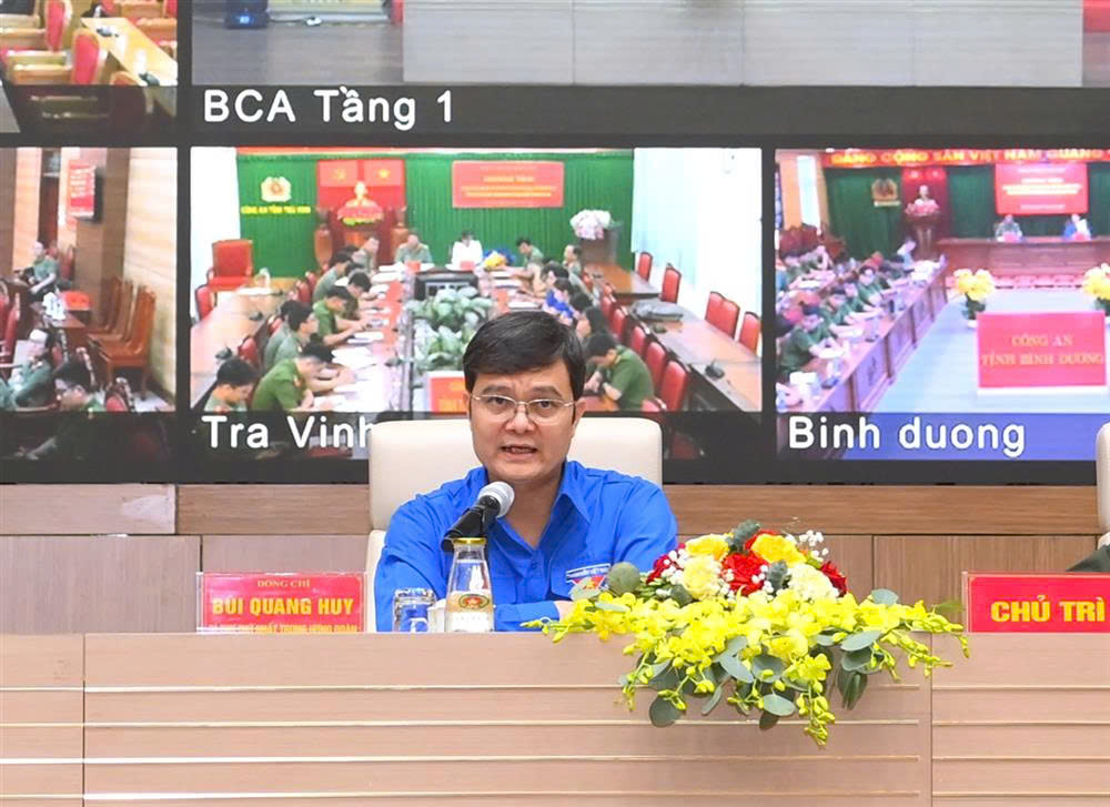 Bí thư Thứ nhất Trung ương Đoàn Bùi Quang Huy trả lời câu hỏi tại buổi đối thoại