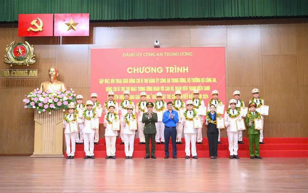 Bộ trưởng Lương Tam Quang; đồng chí Bùi Quang Huy, Bí thư thứ nhất Trung ương Đoàn TNCS Hồ Chí Minh trao chứng nhận và biểu trưng tặng 20 gương mặt trẻ Công an tiêu biểu năm 2024