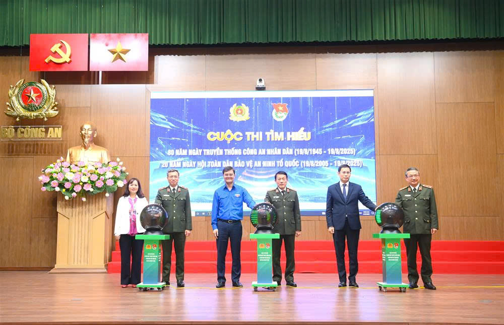 Bộ trưởng Lương Tam Quang; đồng chí Bùi Quang Huy, Bí thư thứ nhất Trung ương Đoàn TNCS Hồ Chí Minh cùng các đại biểu bấm nút phát động Cuộc thi tìm hiểu 80 năm Ngày truyền thống CAND, 20 năm Ngày hội toàn dân bảo vệ an ninh Tổ quốc