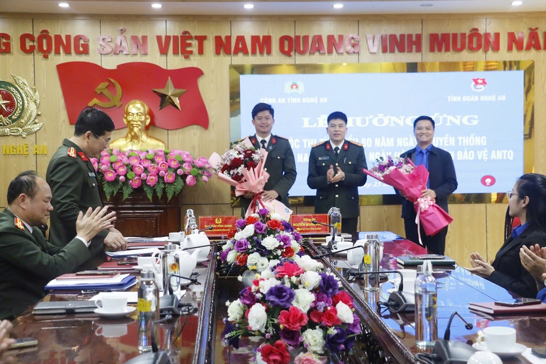 Đại diện Lãnh đạo Công an tỉnh tặng hoa chúc mừng Tỉnh đoàn và Ban Thanh niên Công an tỉnh nhân dịp Kỷ niệm 94 năm Ngày thành lập Đoàn TNCS Hồ Chí Minh