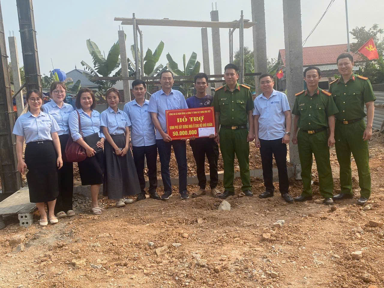 Công an xã Nghi Đồng phối hợp doanh nghiệp đóng chân trên địa bàn trao kinh phí hỗ trợ xây dựng nhà mới tới gia đình anh Trần Hữu Bá