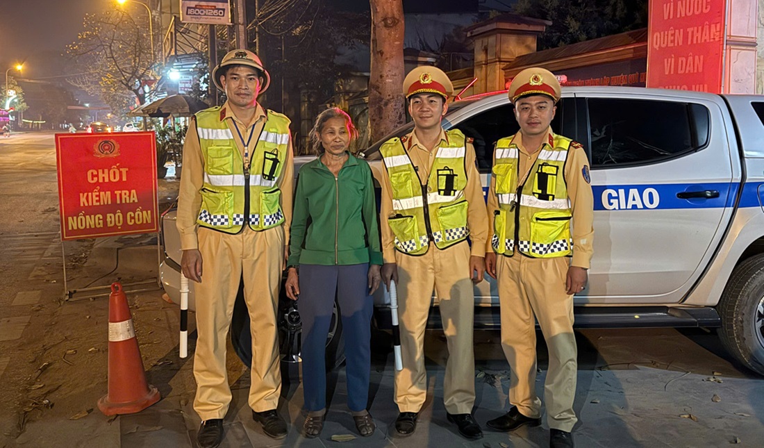 Tổ Cảnh sát giao thông Quỳ Hợp giúp đỡ cụ bà đi lạc gần 20 km về với gia đình