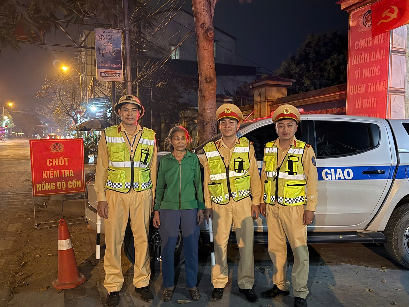 Không chỉ chăm sóc, động viên tinh thần mà Tổ Cảnh sát giao thông Quỳ Hợp còn rà soát thông tin để tìm lại gười thân giúp cụ bà đi lạc