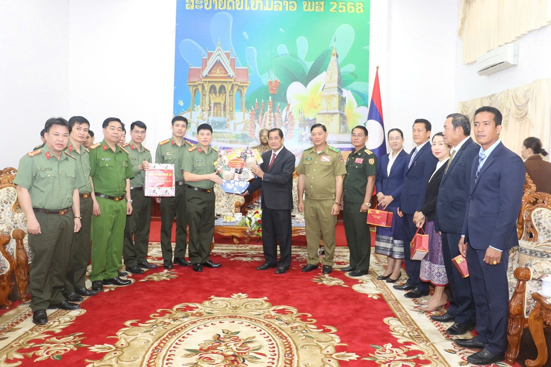 Đoàn công tác Công an tỉnh Nghệ An trao quà tặng tỉnh Bô Ly Khăm Xay