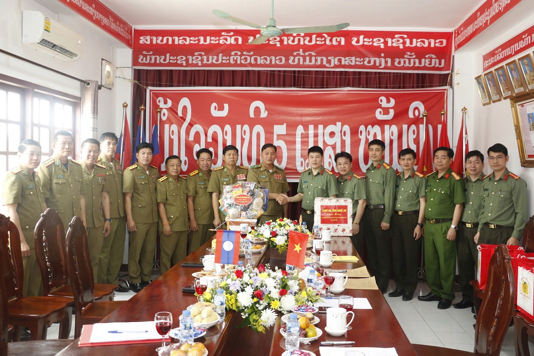 Đoàn công tác Công an tỉnh Nghệ An tặng quà và chúc mừng Công an tỉnh Bô Ly Khăm Xay nhân dịp Tết cổ truyền