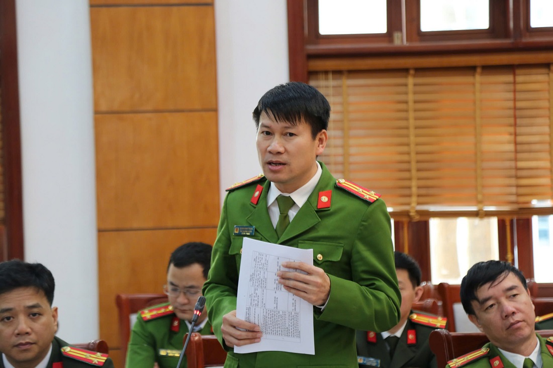 Các đại biểu tham luận tại Hội nghị