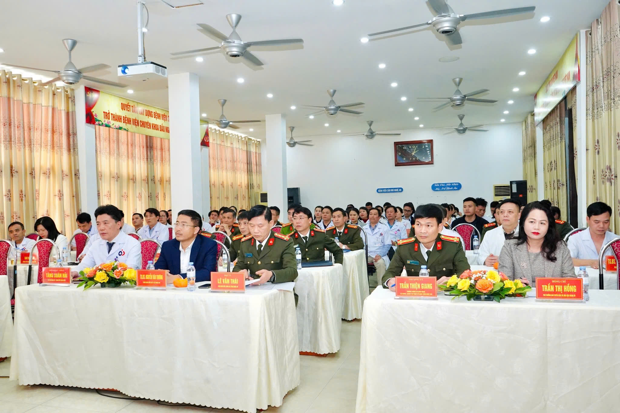 Các đại biểu tham dự hội nghị