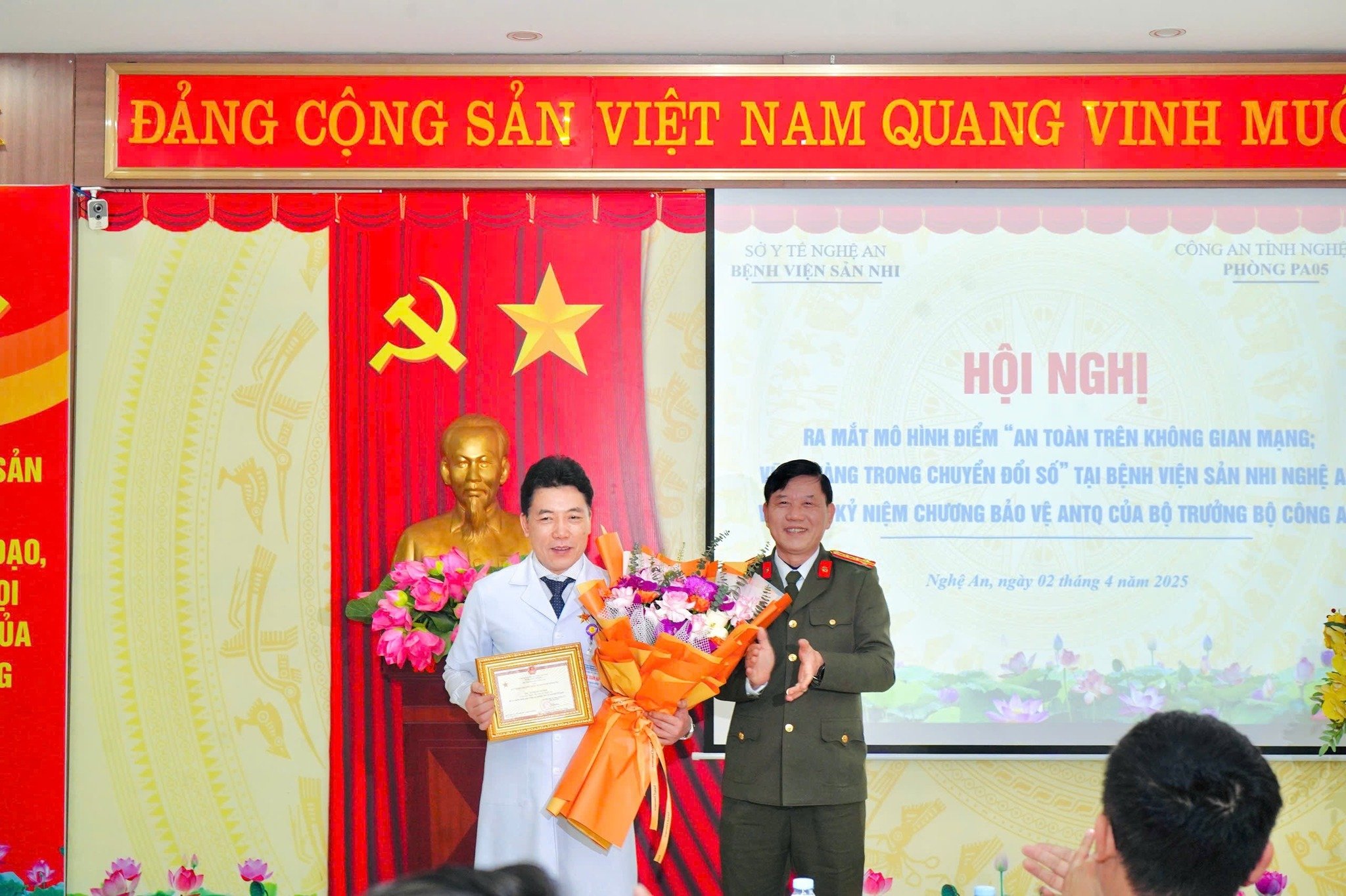 Thừa ủy quyền của Bộ trưởng Bộ Công an, Đại tá Lê Văn Thái - Phó Giám đốc Công an tỉnh Nghệ An đã trao tặng Kỷ niệm chương 