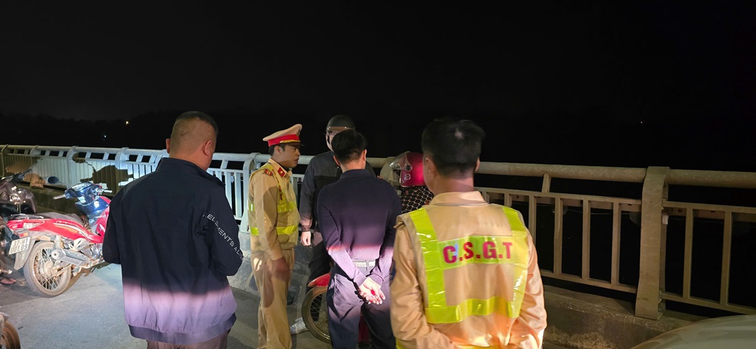 Sau khi được Tổ 373 thị xã Thái Hòa động viên, thuyết phục, người phụ nữ đã từ bỏ ý định tự tử