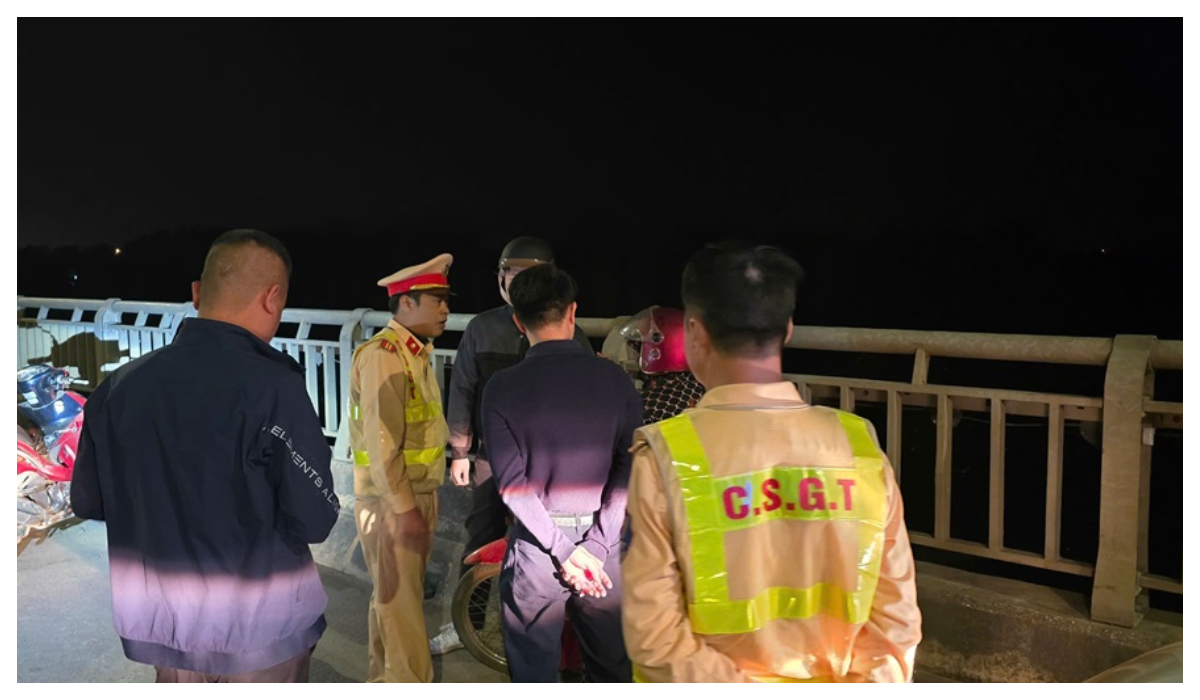 Tổ 373 thị xã Thái Hòa kịp thời ngăn cản người phụ nữ có ý định tự tử