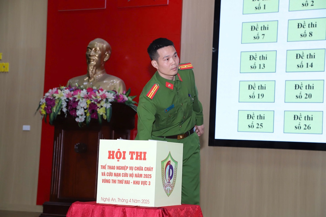 Phần thi Chỉ huy chữa cháy và cứu nạn cứu hộ của các đội tuyển Công an 13 tỉnh, thành khu vực III
