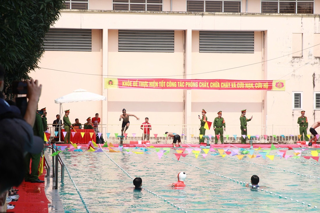 Phần thi bơi cứu nạn, cứu hộ của các đội tuyển Công an 13 tỉnh, thành khu vực III