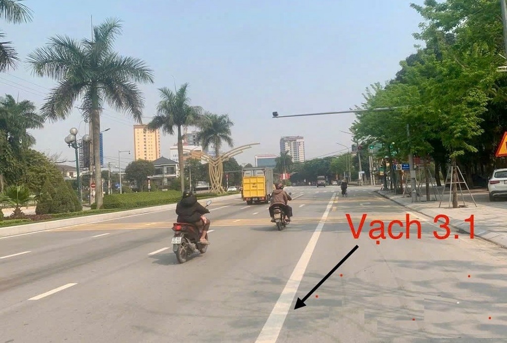 Cảnh sát giao thông Nghệ An hướng dẫn cách tham gia giao thông đúng với vạch kẻ liền sát vỉa hè