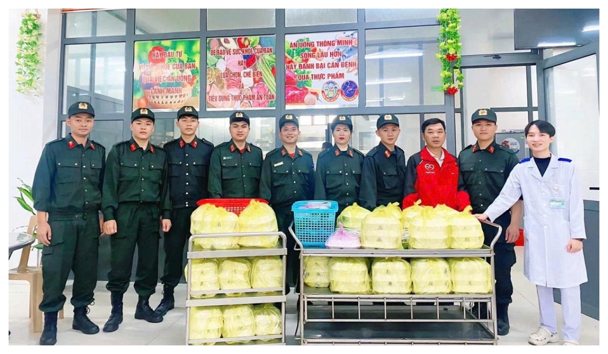 Bữa cơm nghĩa tình cho bệnh nhân tại Bệnh viện Quân y 4