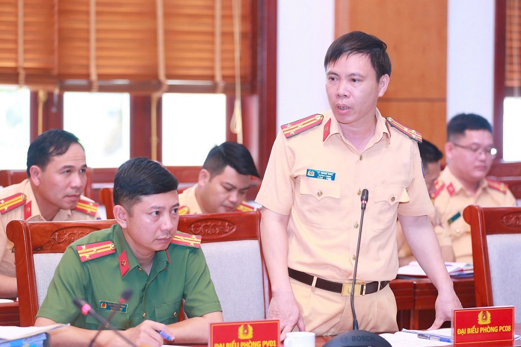 Thượng tá Lê Thanh Nghị, Trưởng phòng CSGT báo cáo tình hình công tác bảo đảm TTATGT trong thời gian qua