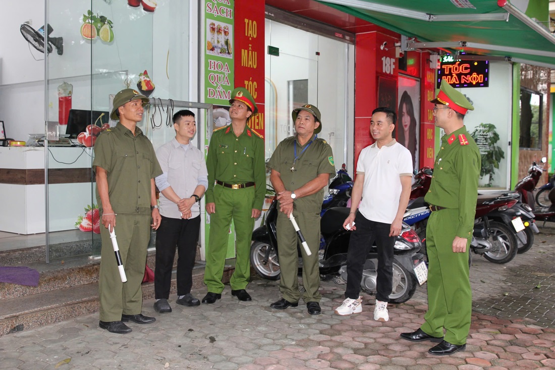 Ông Phạm Trọng Tạo cùng lực lượng Công an phường thường xuyên “đi từng ngõ, gõ từng nhà” để tuyên tuyền, vận động người dân chấp hành pháp luật, tham gia phong trào toàn dân bảo vệ an ninh Tổ quốc