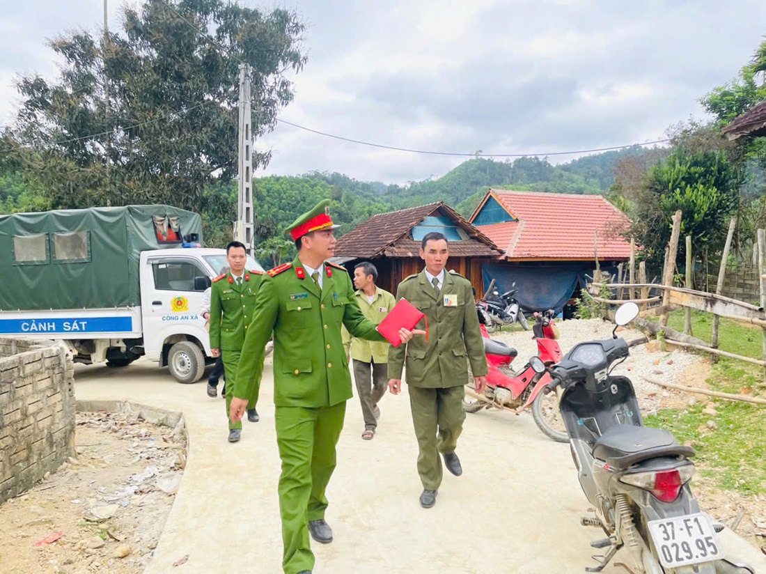 Với tinh thần trách nhiệm cao, tận tâm, tận tụy trong công việc, anh Vi Văn Thường luôn tích cực tham gia tuần tra cùng Công an xã Tiền Phong	